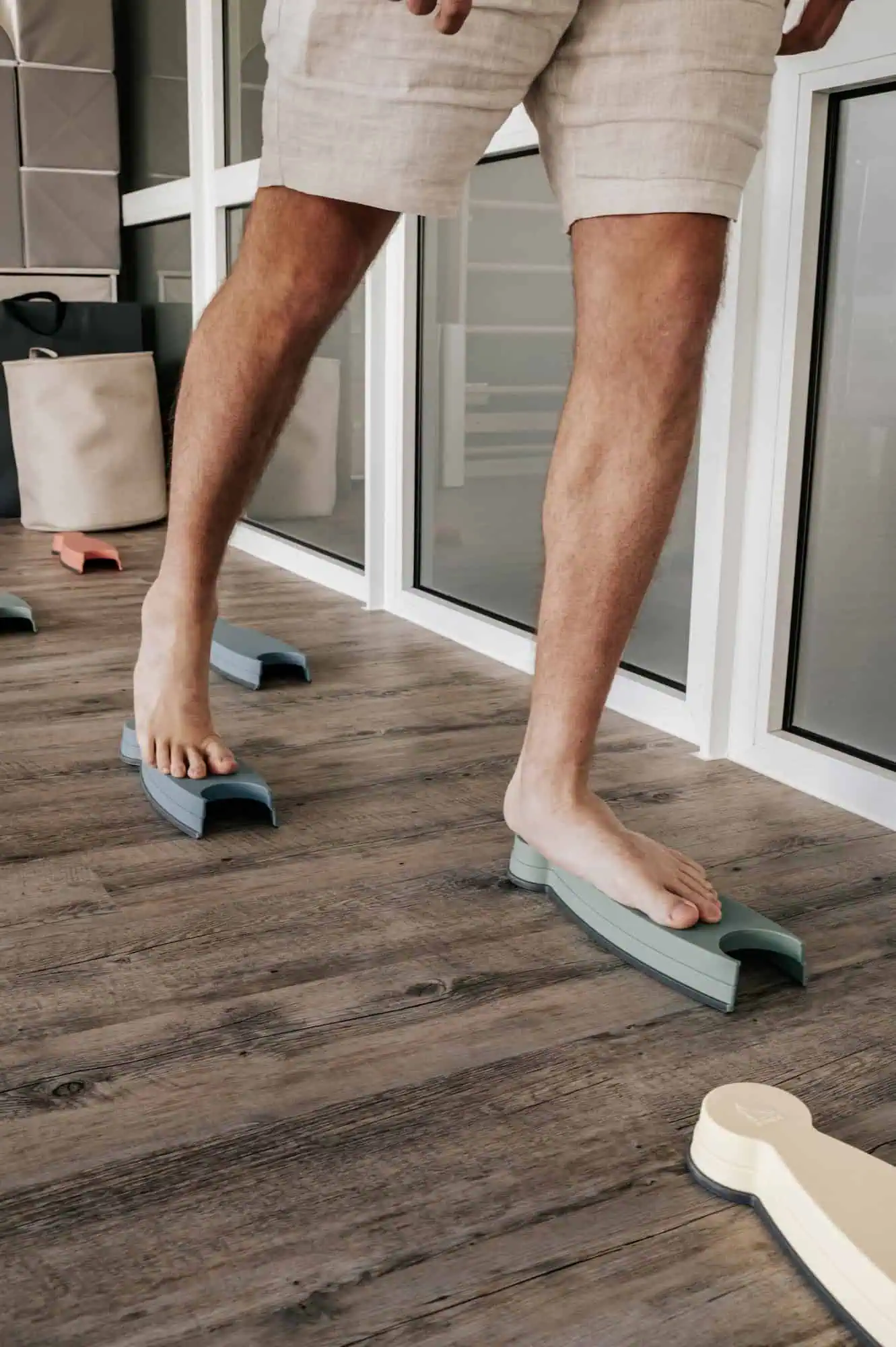 Gleichgewichtstraining barfuß auf Balancekissen
