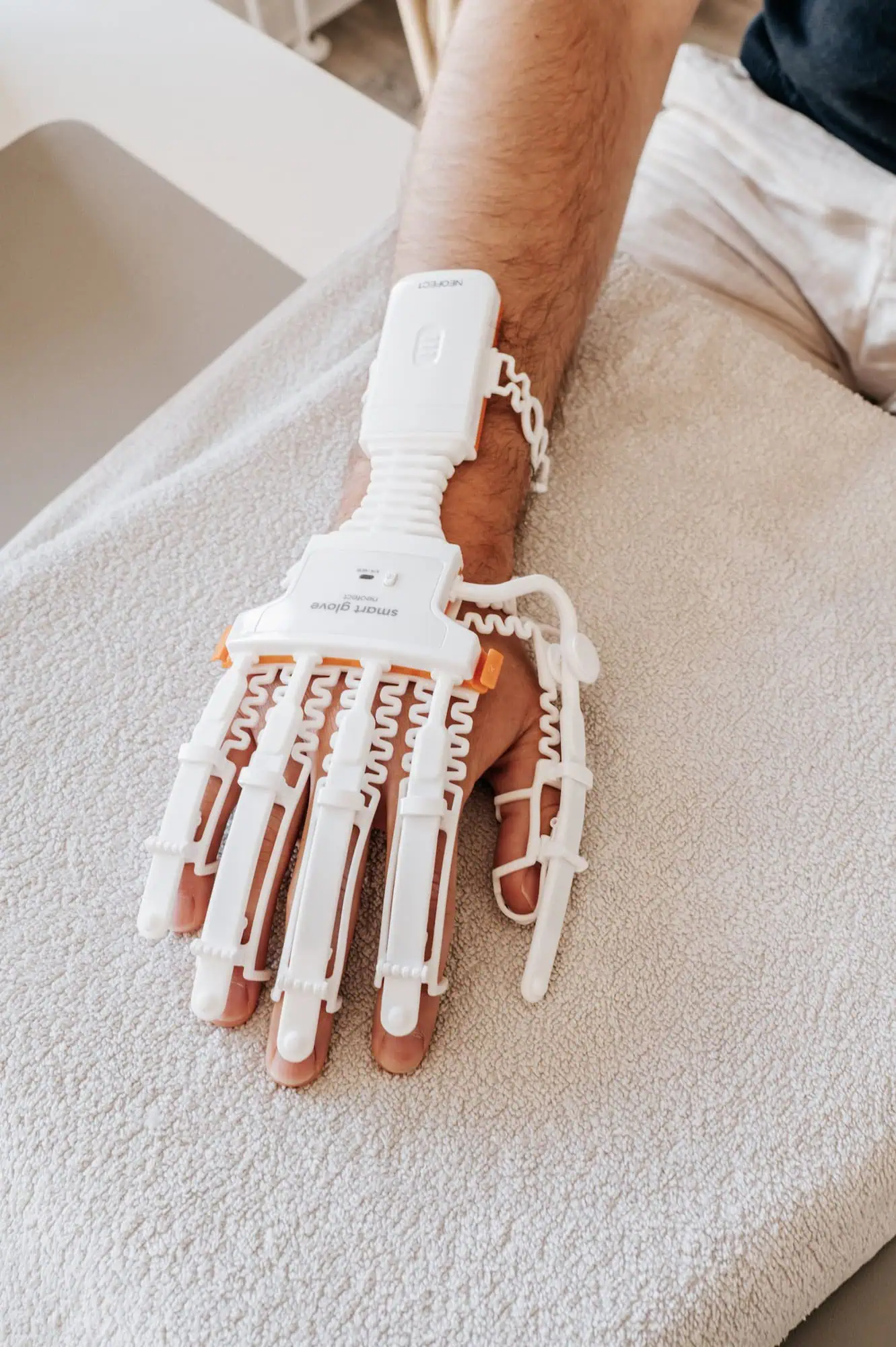 Handtherapie mit einem Trainingsgerät für die Finger