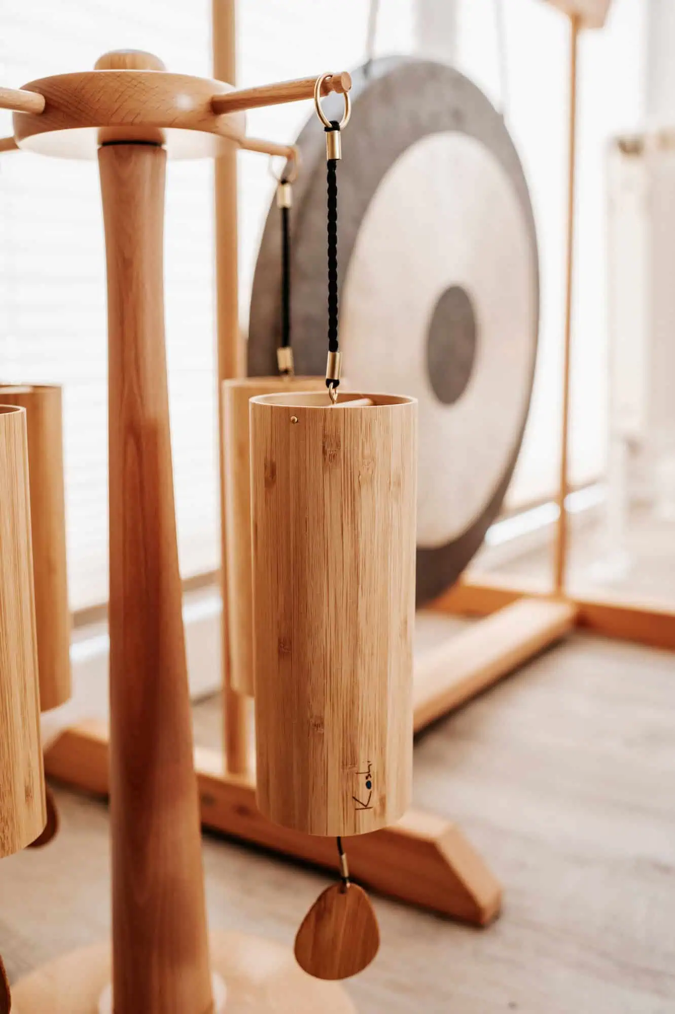 Gong und Klangspiele aus Holz im Therapieraum